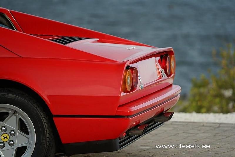 Begagnad Ferrari 328 268 HK (197 kW) 1985 Röd Sportkupé