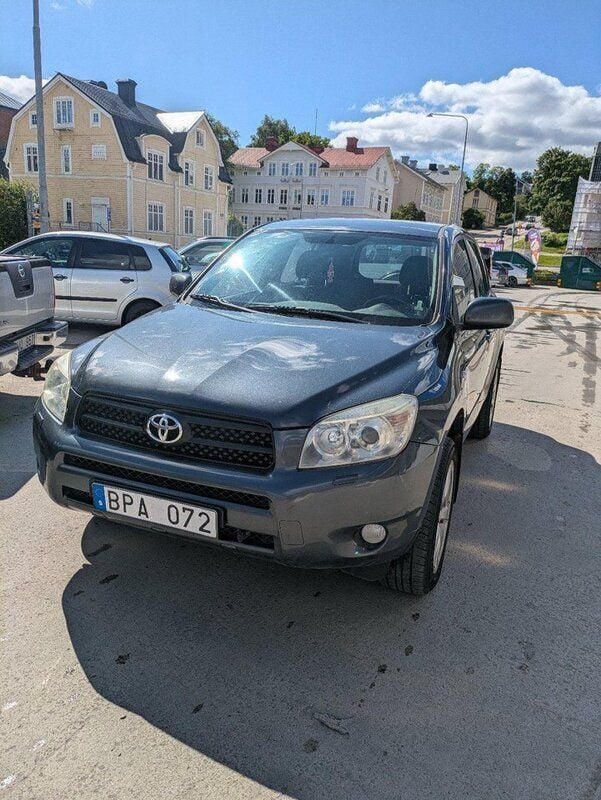 Grå Begagnad 2006 Toyota RAV4 SUV | 55 000 kr (Bra pris) - Bild 1/4
