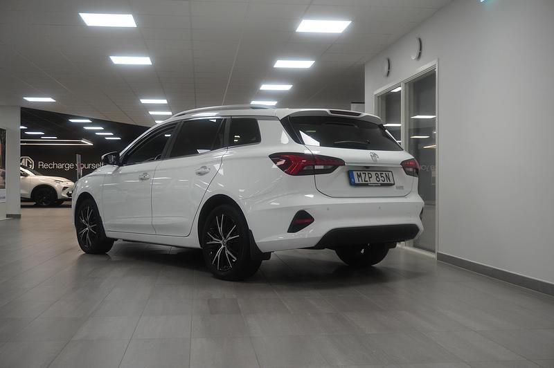 Begagnad MG MG5 EV Luxury 130 kW (177 HK) 2022 Dover white Kombi