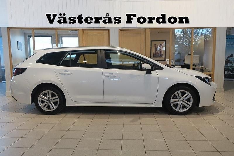Vit Begagnad 2022 Toyota Corolla Active Kombi | 242 900 kr (Marknadspris) - Bild 1/4