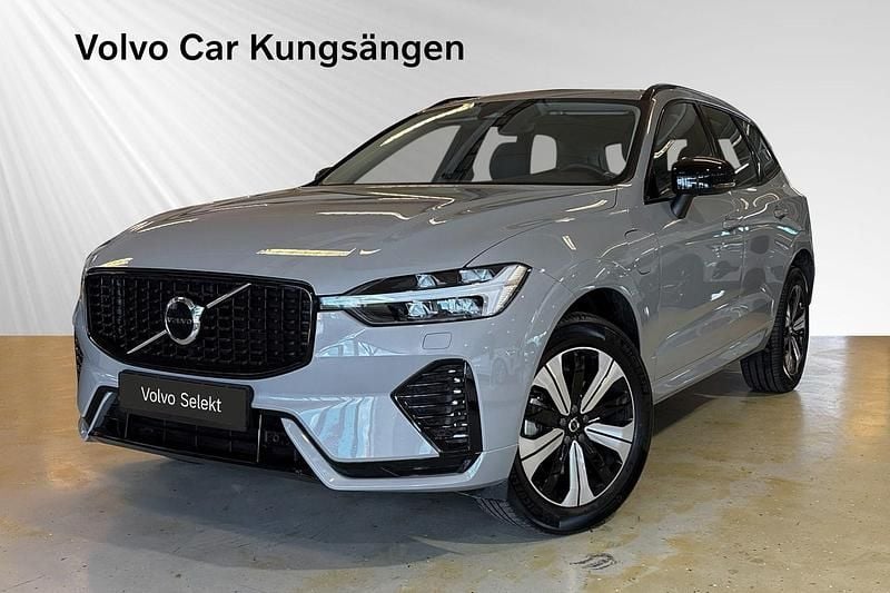 Grå Begagnad 2024 Volvo XC60 Plus SUV | 549 900 kr (Marknadspris) - Bild 1/3