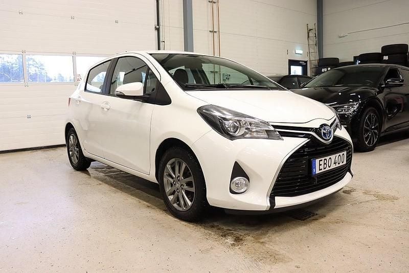 Vit Begagnad 2015 Toyota Yaris Hybrid Active Halvkombi | 139 700 kr (Marknadspris) - Bild 1/4