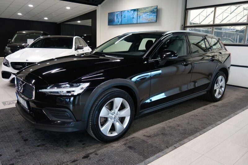 Svart Begagnad 2022 Volvo V60 CC Pro Kombi | 309 000 kr (Bra pris) - Bild 1/4