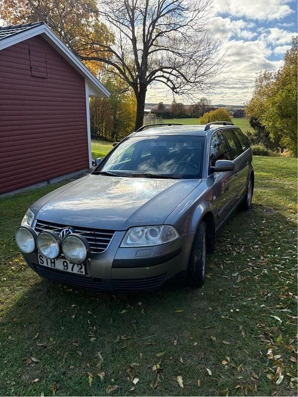 Grå Begagnad 2002 VW Passat Trendline Kombi | 13 000 kr (Marknadspris) - Bild 1/4