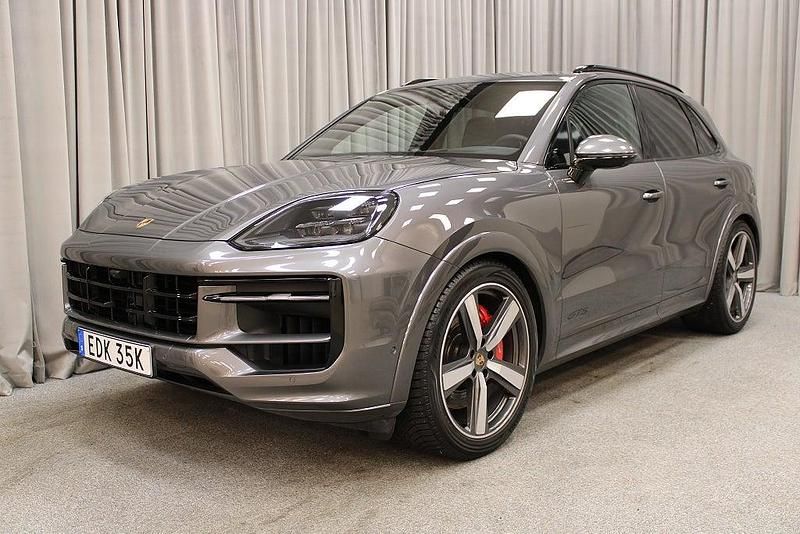 Grå Begagnad 2025 Porsche Cayenne GTS SUV | 1 649 000 kr - Bild 1/4