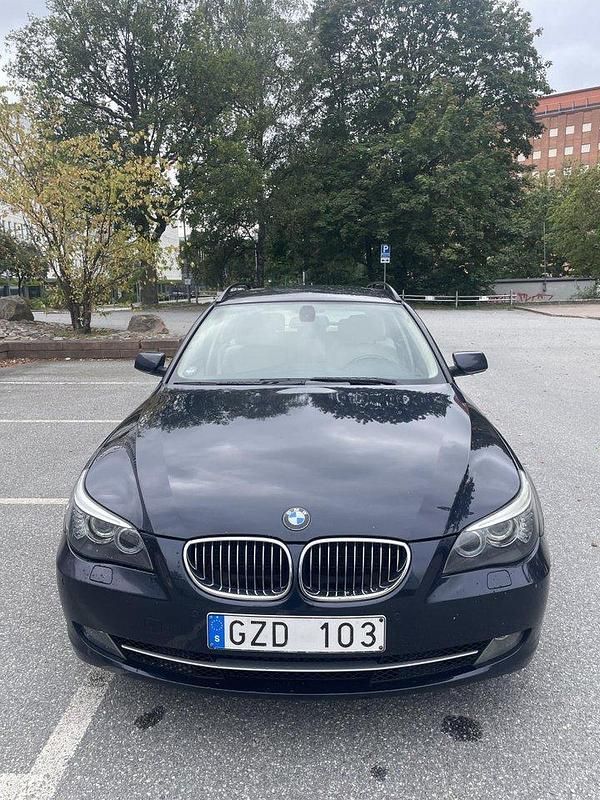 Blå Begagnad 2010 BMW 530 M Sport Kombi | 150 000 kr (Superpris) - Bild 1/4
