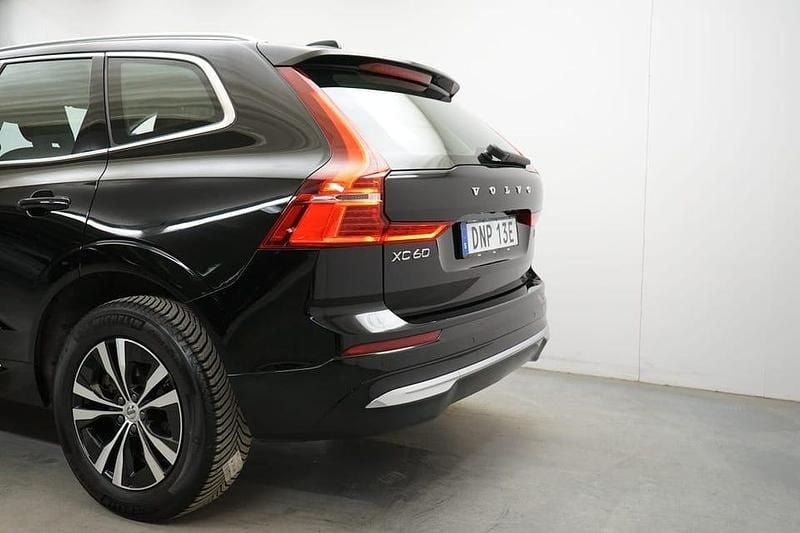 Begagnad Volvo XC60 Core 355 HK (261 kW) 2022 Svart SUV