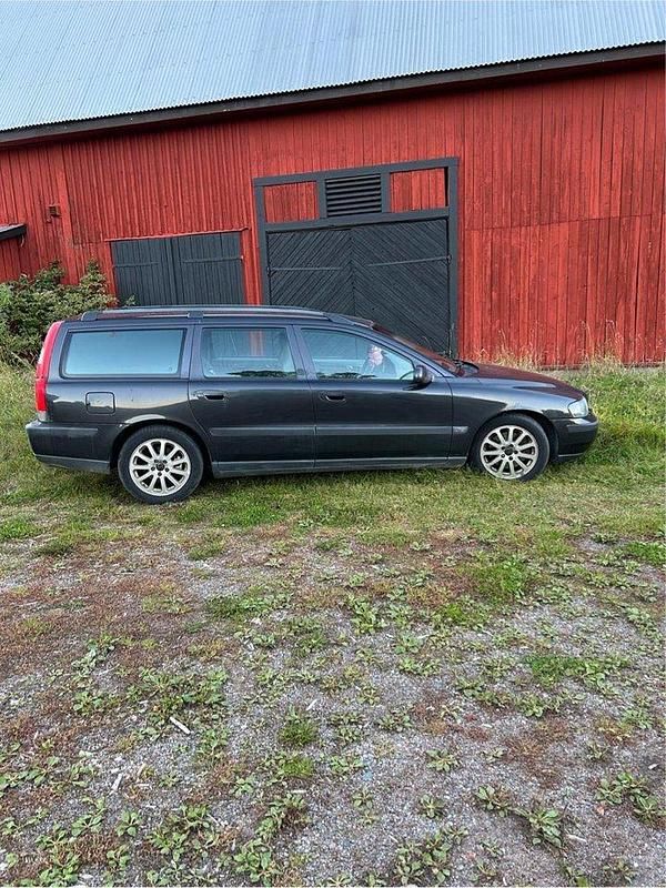 Grå Begagnad 2001 Volvo V70 Kombi | 22 000 kr (Marknadspris) - Bild 1/4