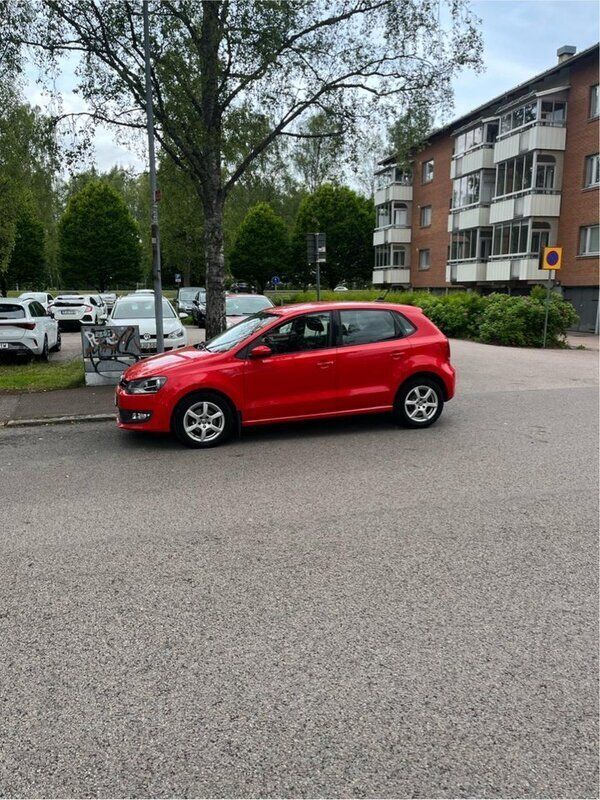 Röd Begagnad 2014 VW Polo Halvkombi | 80 000 kr (Bra pris) - Bild 1/3