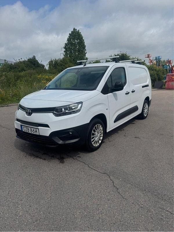 Vit Begagnad 2024 Toyota Proace City Van | 310 000 kr (Marknadspris) - Bild 1/4