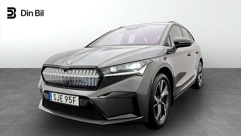 Grå (graphite grey metallic) Begagnad 2023 Skoda Enyaq iV SportLine SUV | 466 500 kr (Dyr) - Bild 1/4