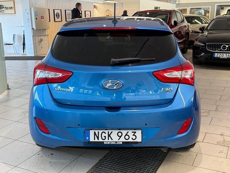 Begagnad Hyundai i30 Comfort 135 HK (99 kW) 2016 Blå Halvkombi