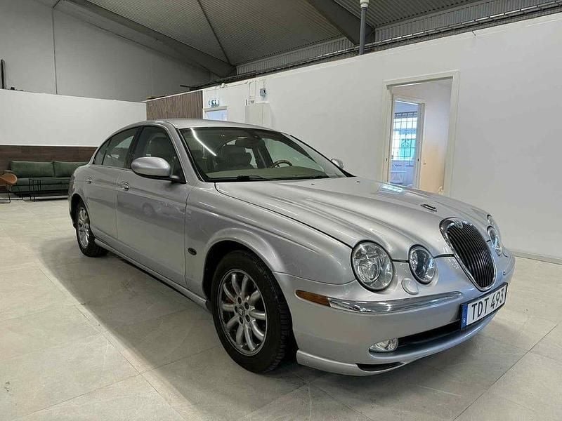 Ljusgrå Begagnad 2002 Jaguar S-Type S Sedan | 49 900 kr (Marknadspris) - Bild 1/4