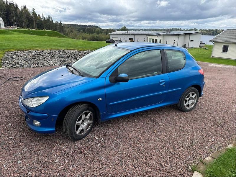 Blå Begagnad 2005 Peugeot 206 Halvkombi | 9 500 kr (Lite dyr) - Bild 1/4