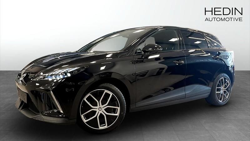 Svart (black) Begagnad 2023 MG MG4 EV Luxury Halvkombi | 349 990 kr - Bild 1/4