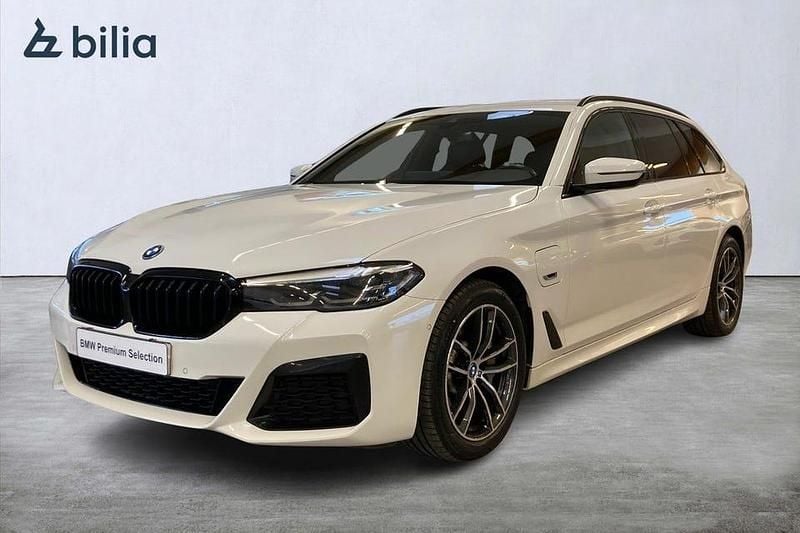 Vit Begagnad 2022 BMW 530 M Sport Kombi | 375 000 kr - Bild 1/4
