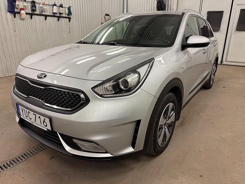 Grå Begagnad 2017 Kia Niro Advance SUV | 125 000 kr (Marknadspris) - Bild 1/4