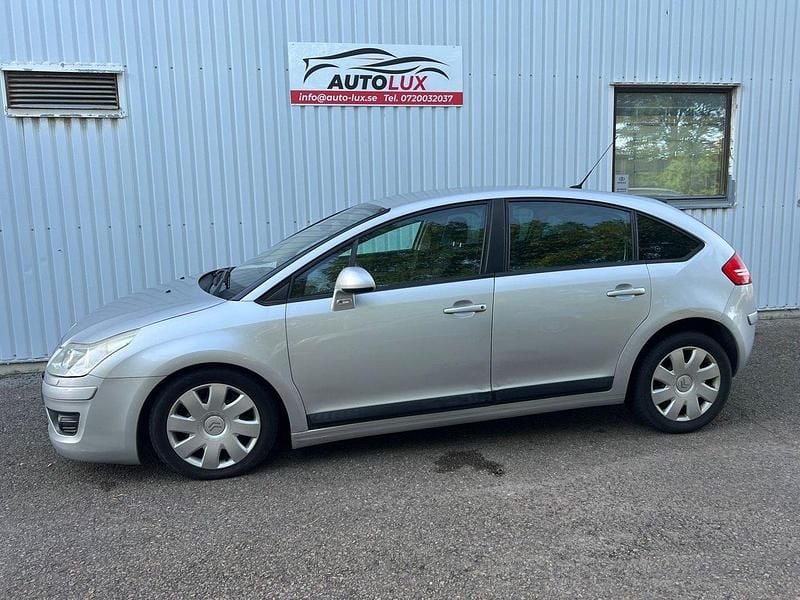 Silver Begagnad 2009 Citroën C4 Halvkombi | 34 900 kr (Marknadspris) - Bild 1/4