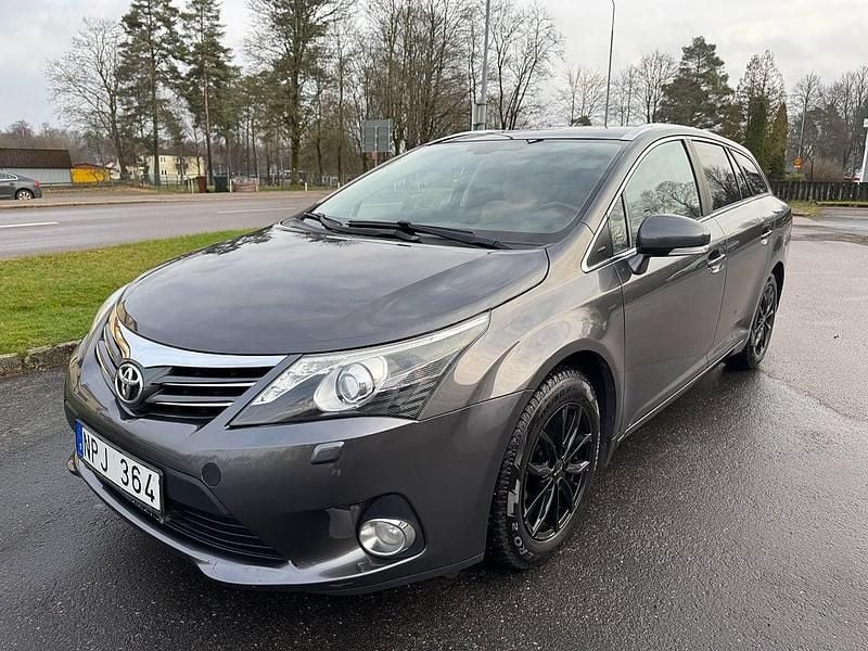 Grå Begagnad 2012 Toyota Avensis Multidrive S Kombi | 99 900 kr (Marknadspris) - Bild 1/4