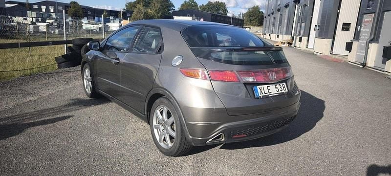 Grå Begagnad 2006 Honda Civic Sport Halvkombi | 32 000 kr (Marknadspris) - Bild 1/4
