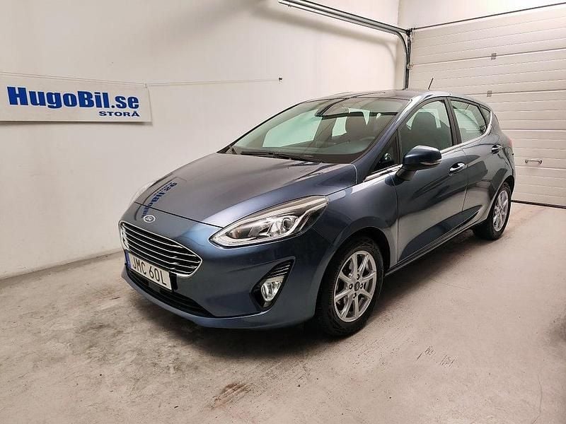 Blå Begagnad 2020 Ford Fiesta Titanium Halvkombi | 169 500 kr (Marknadspris) - Bild 1/4