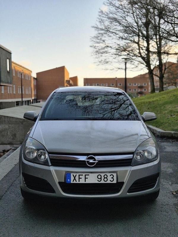 Grå Begagnad 2006 Opel Astra Halvkombi | 31 000 kr (Marknadspris) - Bild 1/4