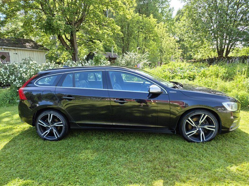 Svart Begagnad 2017 Volvo V60 R-Design Kombi | 159 000 kr (Marknadspris) - Bild 1/4