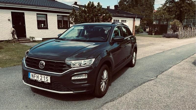 Grå Begagnad 2019 VW T-Roc SUV | 150 000 kr (Bra pris) - Bild 1/4