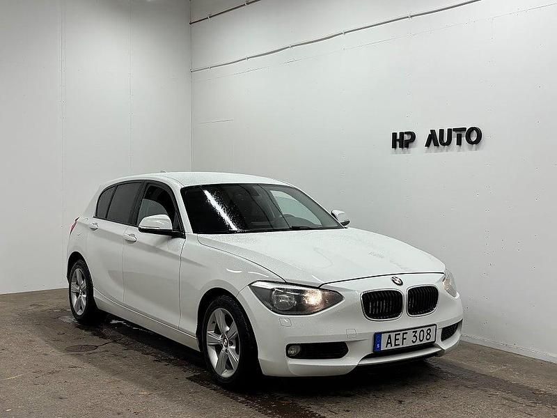 Vit Begagnad 2012 BMW 118 Advantage Halvkombi | 69 900 kr (Marknadspris) - Bild 1/4