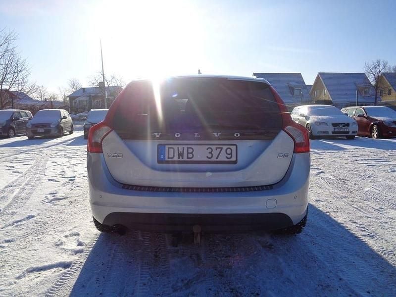 Begagnad Volvo V60 Momentum 163 HK (119 kW) 2011 Grå Kombi