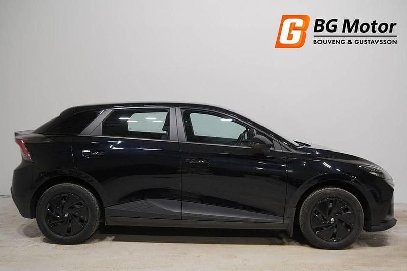 Begagnad MG MG4 EV 125 kW (170 HK) 2023 Svart Halvkombi