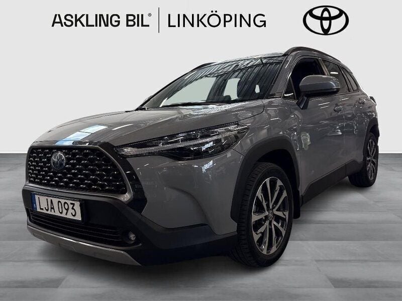 Grå Begagnad 2022 Toyota Corolla Cross Style SUV | 359 000 kr (Marknadspris) - Bild 1/3