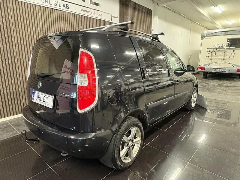 Begagnad Skoda Roomster 90 HK (66 kW) 2013 Svart Minibuss