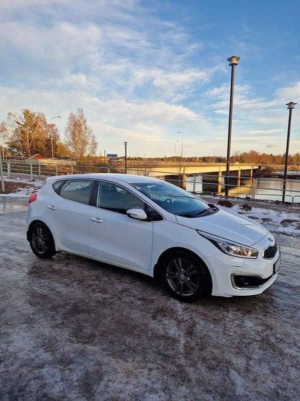 Vit Begagnad 2016 Kia Ceed Halvkombi | 115 000 kr (Marknadspris) - Bild 1/4