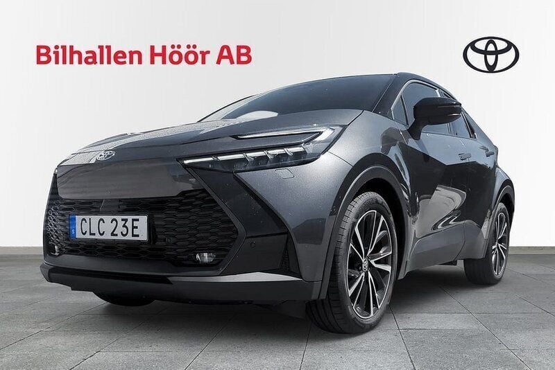 Mörkgrå Begagnad 2024 Toyota C-HR Executive SUV | 439 900 kr (Marknadspris) - Bild 1/3