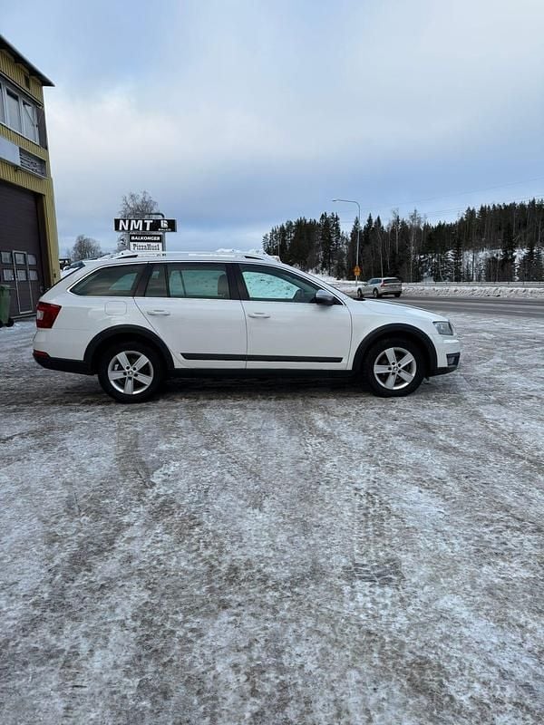 Begagnad Skoda Octavia Scout 150 HK (110 kW) 2016 Kombi