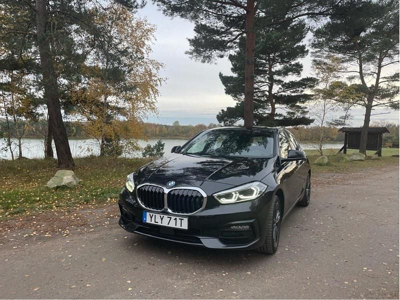 Svart Begagnad 2022 BMW 118 Halvkombi | 275 000 kr (Lite dyr) - Bild 1/4