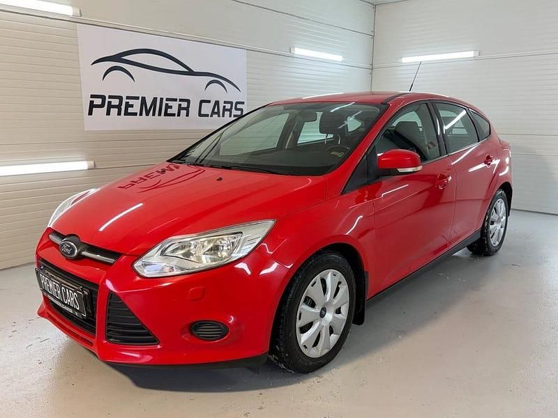 Begagnad Ford Focus Trend 95 HK (69 kW) 2012 Röd Halvkombi