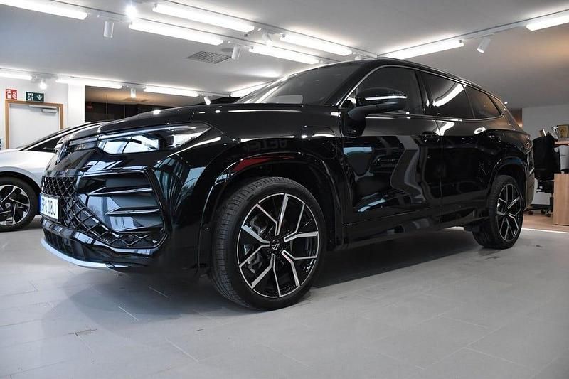 Svart Ny 2025 VW Tayron R-line Edition SUV | 683 700 kr (Marknadspris) - Bild 1/3