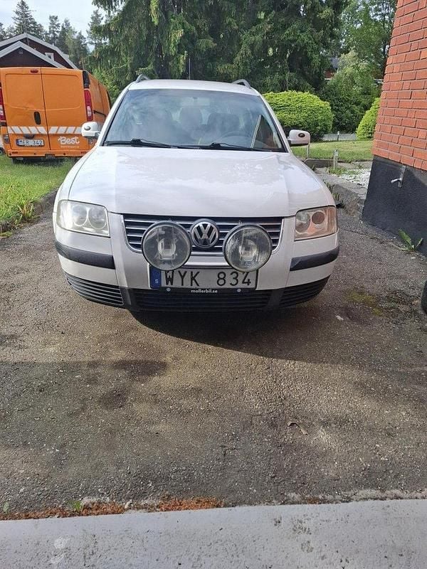 Vit Begagnad 2001 VW Passat Trendline Kombi | 12 000 kr (Marknadspris) - Bild 1/4