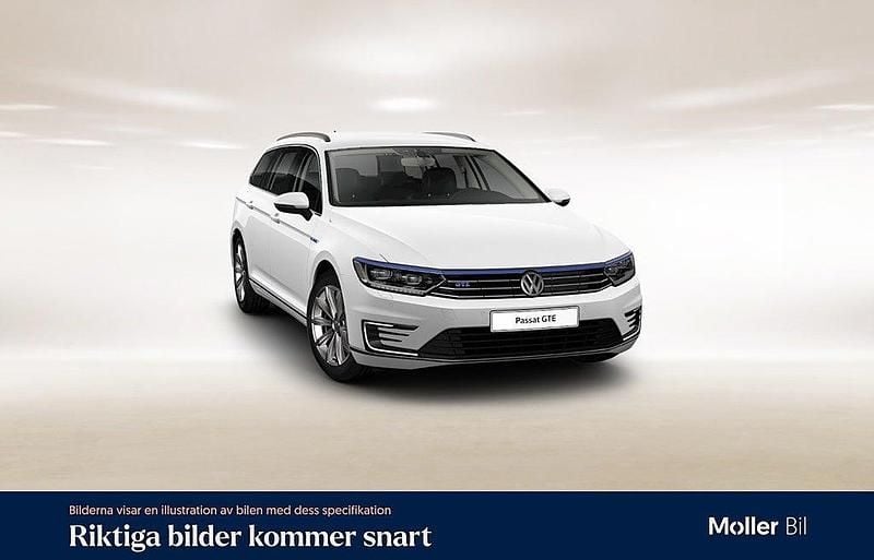 Pure white Begagnad 2018 VW Passat GTE Kombi | 164 900 kr (Bra pris) - Bild 1/4