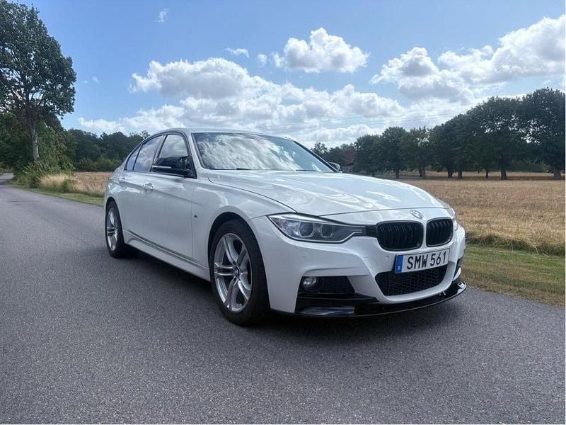 Vit Begagnad 2014 BMW 320 M Sport Sedan | 139 000 kr (Bra pris) - Bild 1/4