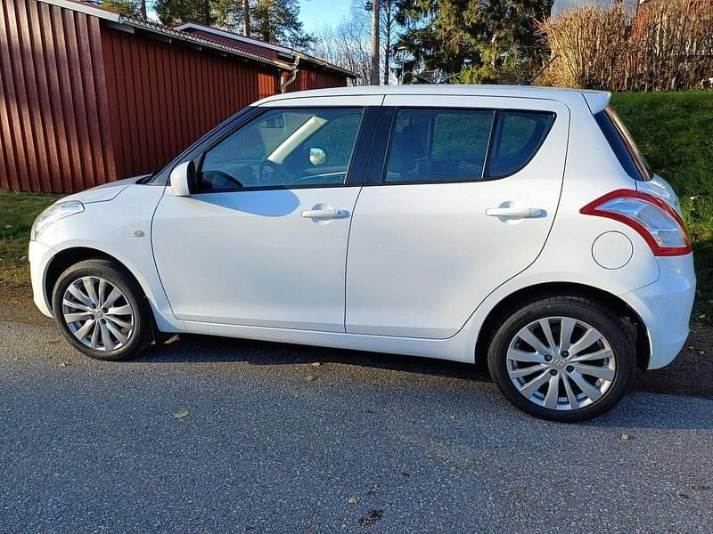 Vit Begagnad 2014 Suzuki Swift Halvkombi | 89 000 kr (Marknadspris) - Bild 1/4