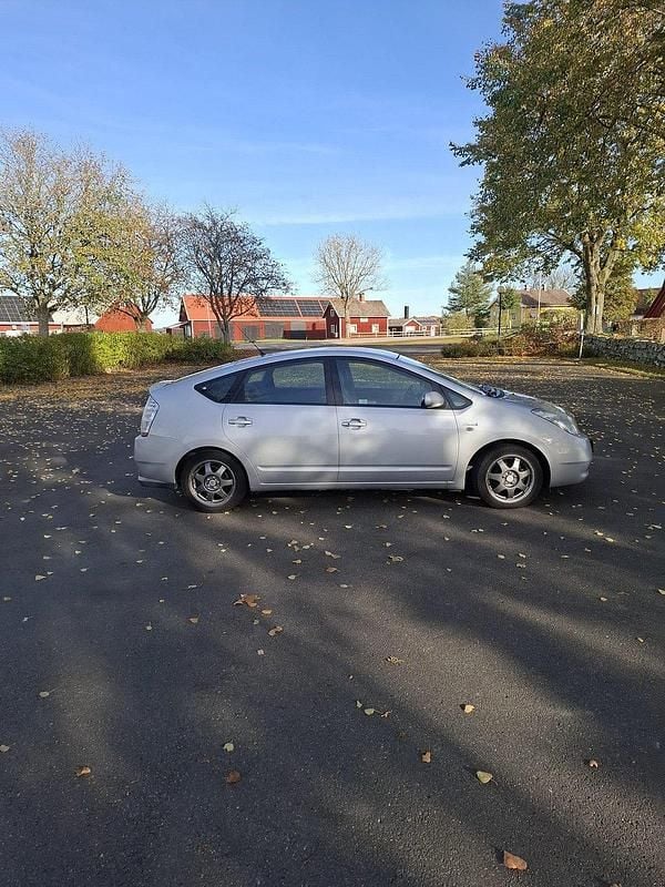 Silver Begagnad 2008 Toyota Prius Halvkombi | 55 000 kr (Bra pris) - Bild 1/4