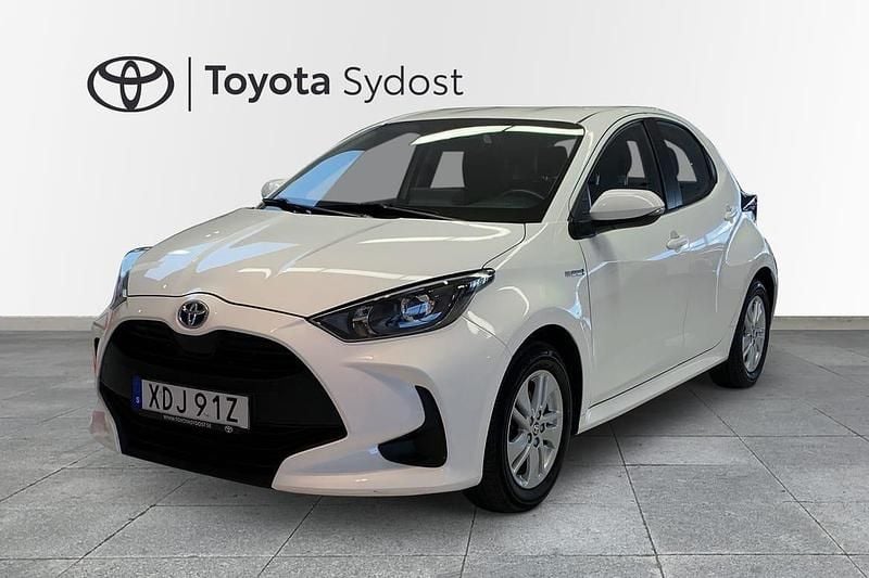 Vit Begagnad 2021 Toyota Yaris Hybrid Active Halvkombi | 189 000 kr (Marknadspris) - Bild 1/3