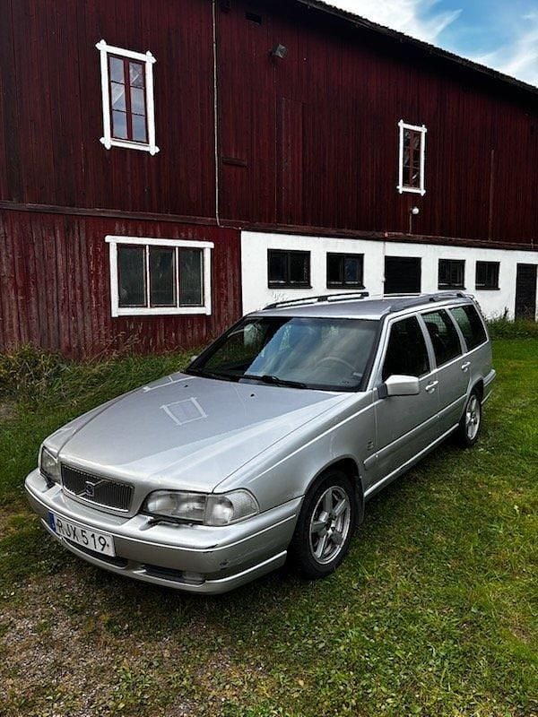 Grå Begagnad 2000 Volvo V70 Kombi | 8 000 kr (Superpris) - Bild 1/4