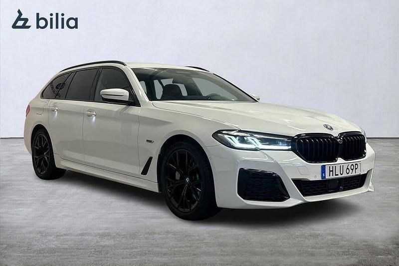 Vit Begagnad 2022 BMW 530 M Sport Kombi | 369 000 kr - Bild 1/4