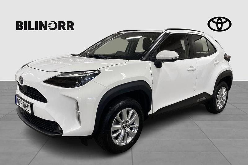 Vit Begagnad 2023 Toyota Yaris Cross Active SUV | 289 900 kr (Marknadspris) - Bild 1/4