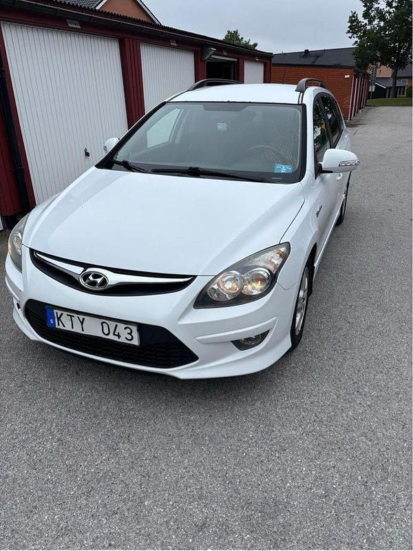 Vit Begagnad 2011 Hyundai i30 Kombi | 42 000 kr (Marknadspris) - Bild 1/4