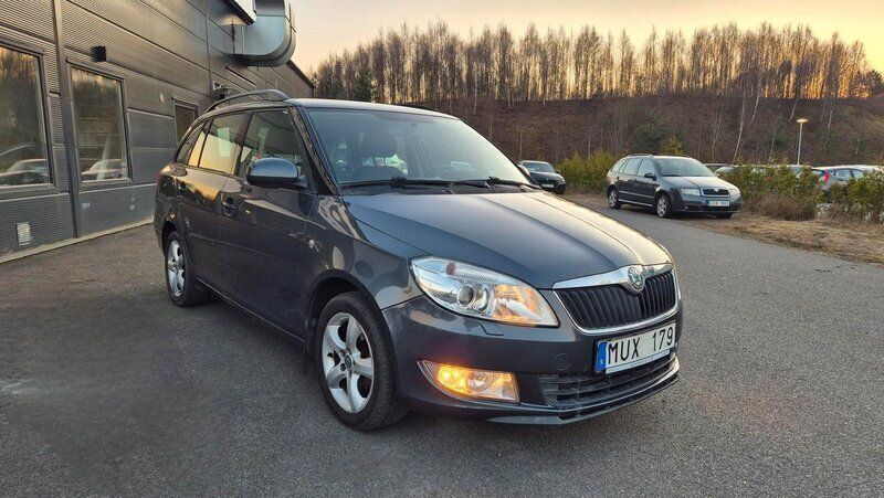 Mörkgrå Begagnad 2012 Skoda Fabia Elegance Kombi | 44 900 kr (Marknadspris) - Bild 1/4